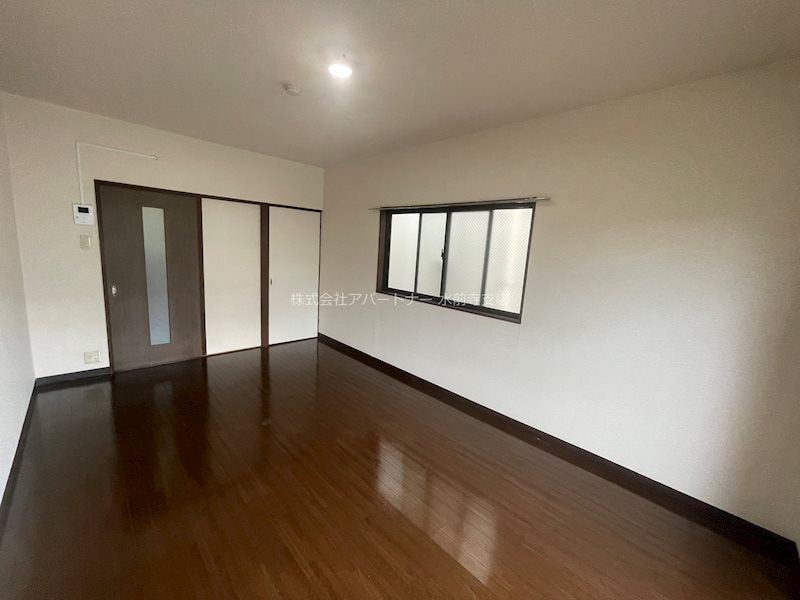 物件内観写真6　(９．５帖の広さは魅力ですよ！！)