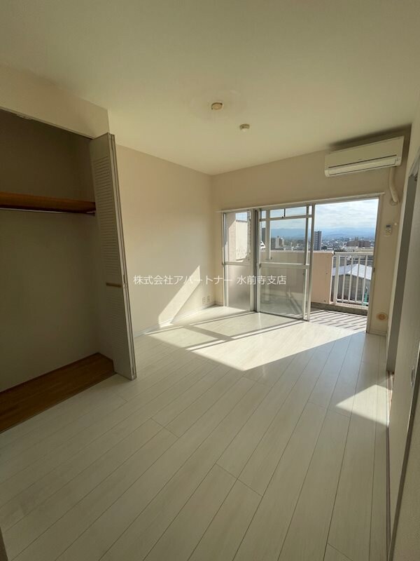 物件内観写真7　(白いフローリングで清潔感のあるお部屋です。)