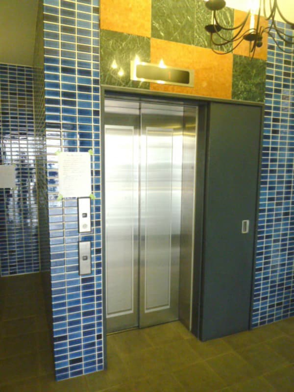 エントランス(エレベーターも付いております！)