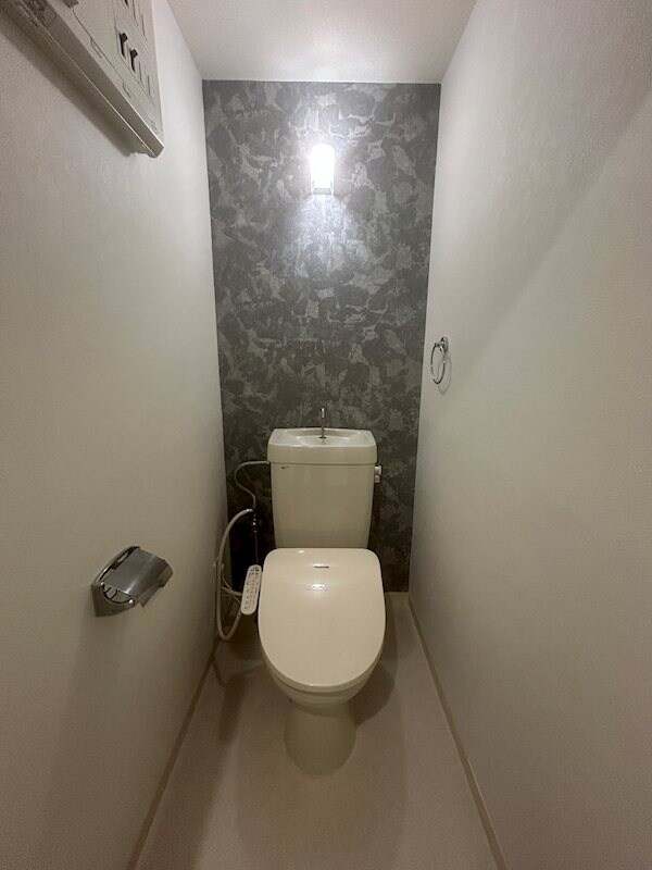 トイレ(おしゃれなクロスと照明のトイレです！)