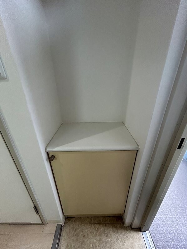玄関(シューズボックスがあり、小物もおけます♪)