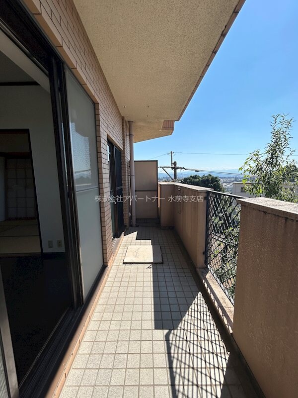 ベランダ(広くて頑丈、眺めが良いです！)
