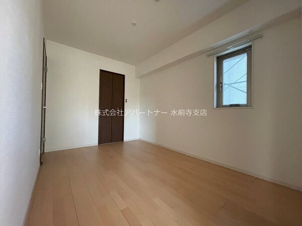 ベッドルーム(角部屋ですので、窓がついた洋室です！)