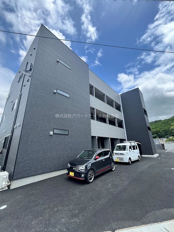 物件外観写真2　(モダンな色合いとシャープなシルエットが目を引きます！)