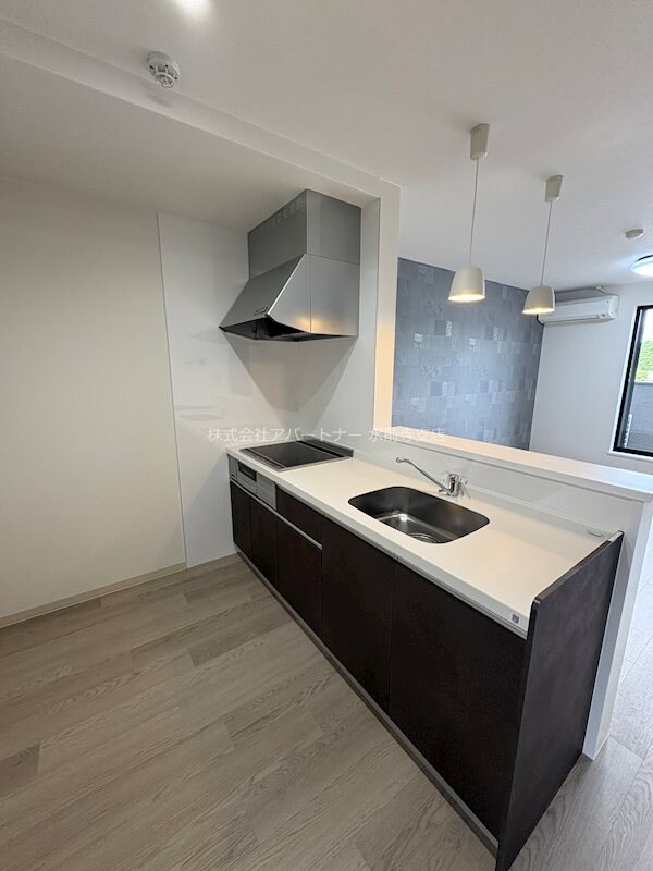 物件内観写真4　(3口IHクッキングヒーター！調理スペースも広々！)