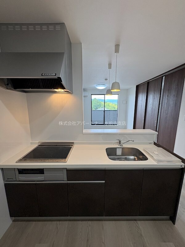 物件内観写真4　(3口IHクッキングヒーター！調理スペースも広々！)