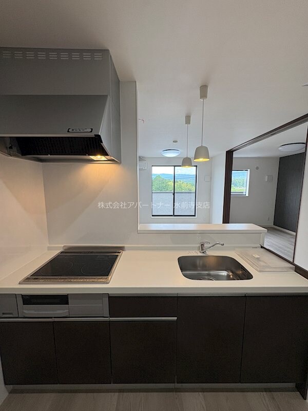 物件内観写真4　(3口IHクッキングヒーター！調理スペースも広々！)