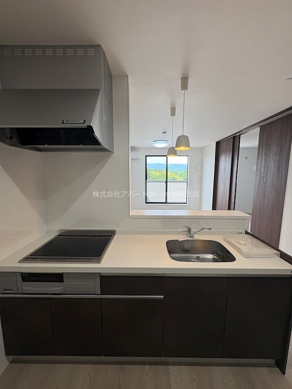 物件内観写真4　(3口IHクッキングヒーター！調理スペースも広々！)