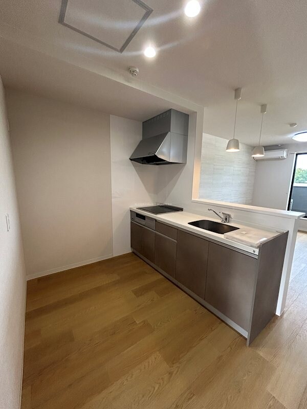 物件内観写真4　(3口IHクッキングヒーター！調理スペースも広々！)