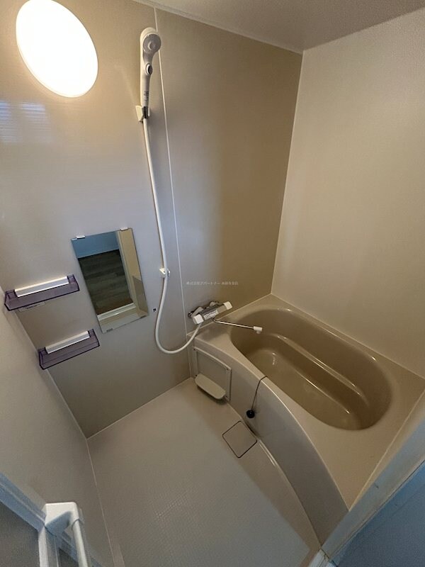 物件内観写真6　(鏡付きのバスルームです！)