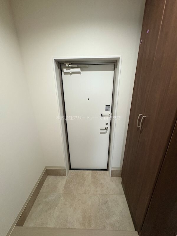 物件内観写真8　(大きなシューズボックス付きの玄関です！)