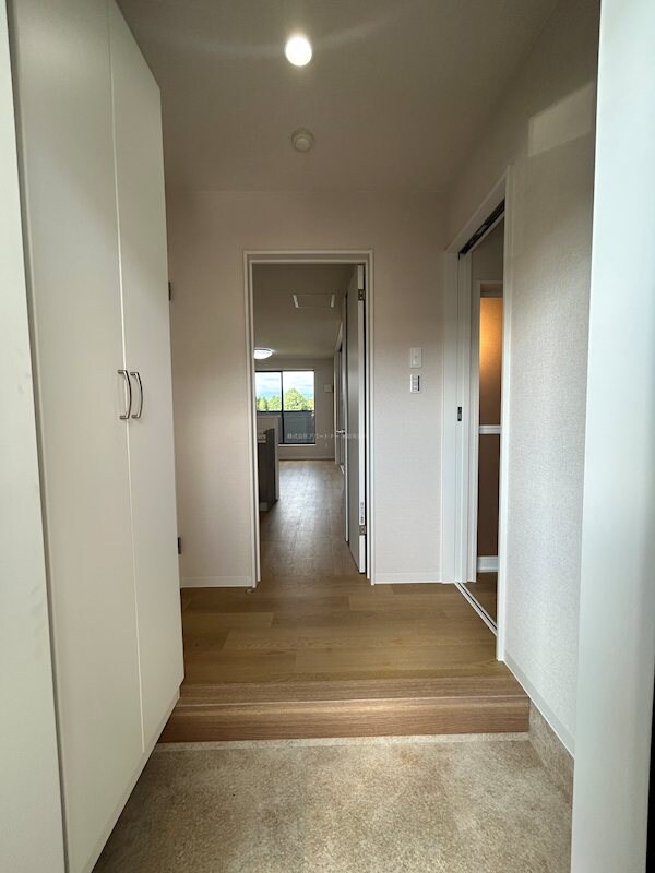 物件内観写真8　(大きなシューズボックス付きの玄関です！)