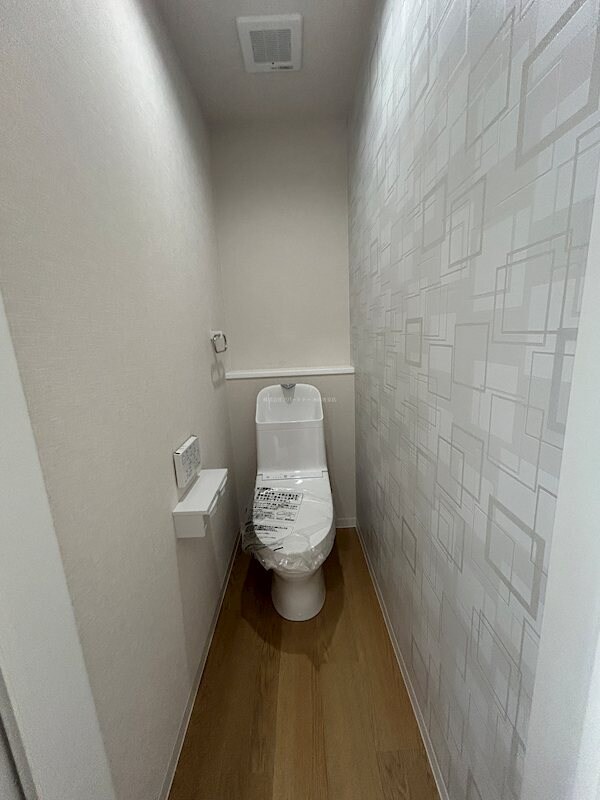 物件内観写真12　(アクセントクロスがおしゃれなトイレです！)