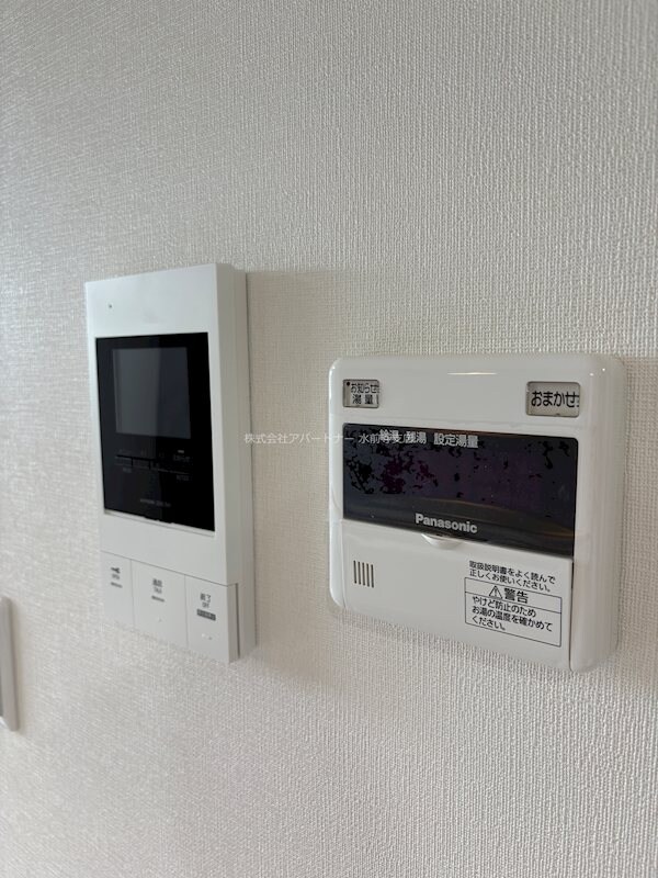 物件内観写真13　(モニターホンと給湯リモコンです！)