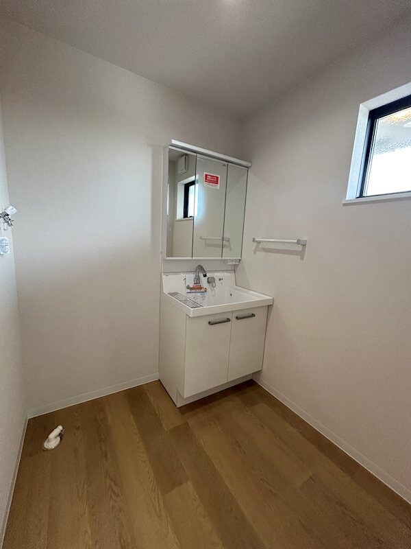 物件内観写真19　(独立洗面台と室内洗濯機置き場、脱衣スペースです！)