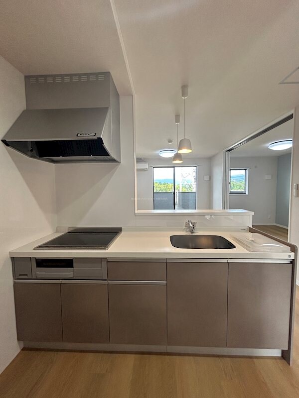 物件内観写真21　(おしゃれな色合いのキッチンで、料理も楽しめます！)