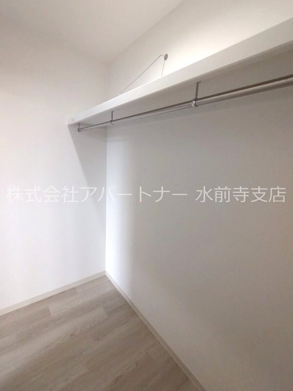 物件内観写真24　(洋服もいっぱいかけられます！)