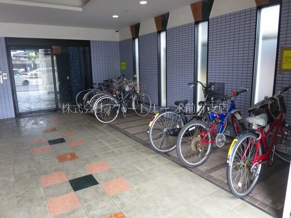 ロビー(雨の日でも安心の駐輪場！)