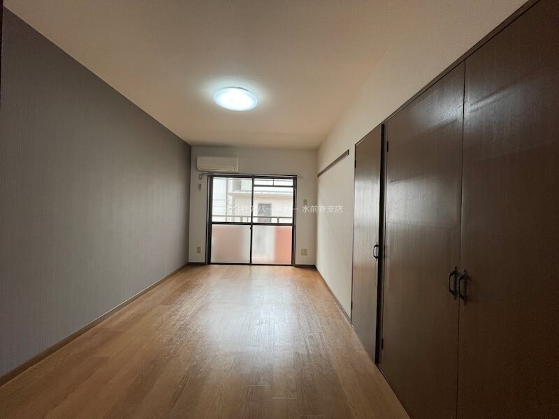 物件内観写真5　(収納スペースはゆったりとしております。)