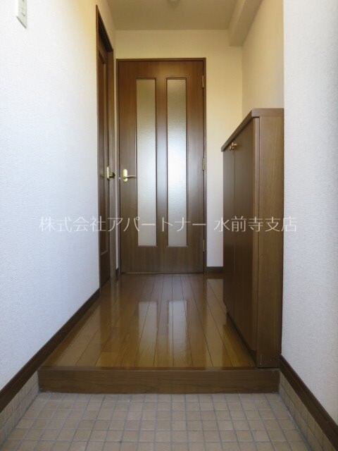 物件内観写真7　(シックな玄関ですよ！)