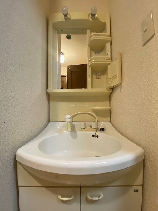 物件内観写真12　(洗面化粧台あり身支度に便利ですよ！)