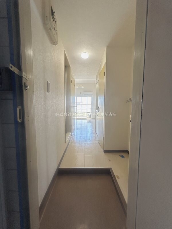 物件内観写真9　(明るい玄関が印象的！)