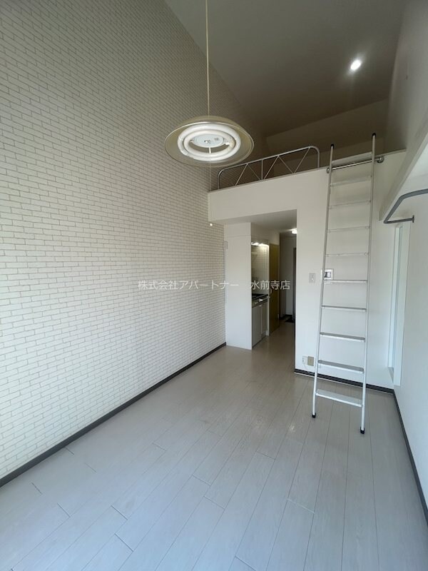 物件内観写真16　(天井が高く開放感のあるお部屋です！)