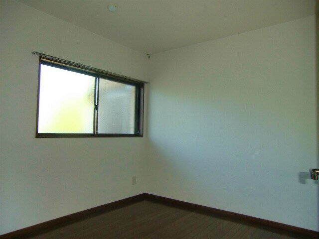 物件内観写真7　(フローリングタイプの室内は落ち着いた感じになっております！！)