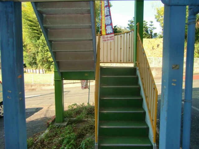 物件内観写真25　(色鮮やかな階段部分になります！！)