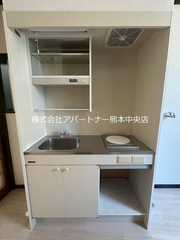 物件内観写真3　(キッチン部分も広く使用できます。)
