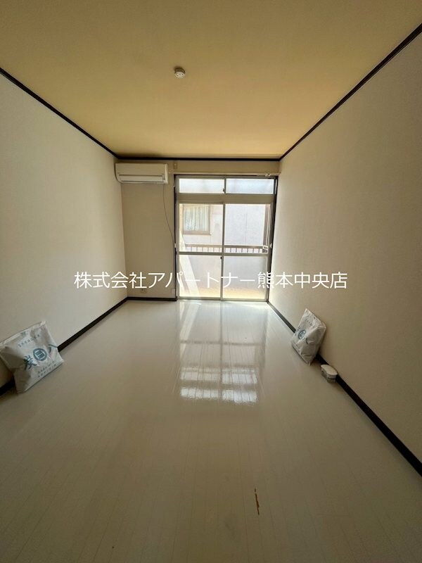 物件内観写真4　(洋室も広く使用できます。)