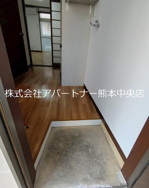 物件内観写真9　(下駄箱付き玄関☆明るいですよ！)