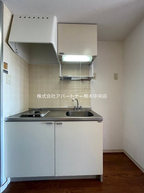 物件内観写真4　(広いキッチン部分。)