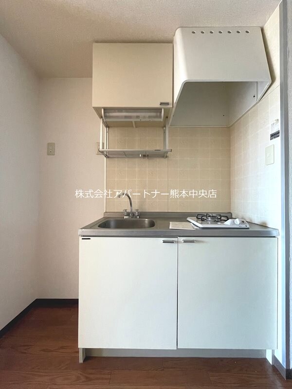 物件内観写真4　(広いキッチン部分。)