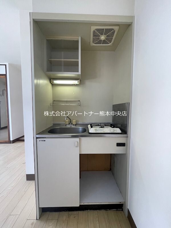 キッチン(キッチンスペースです☆1口ガスコンロ・ミニ冷蔵庫が付いてます)