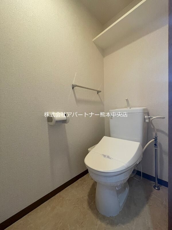 物件内観写真2　(ウォシュレット付き☆棚もございます)