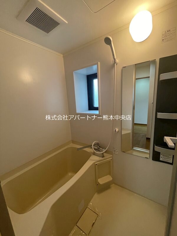 物件内観写真5　(バスルームに鏡がございます)