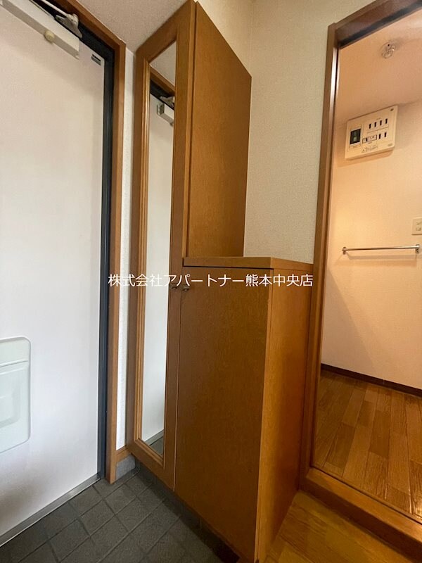 物件内観写真17　(シューズボックスに全身鏡があります)