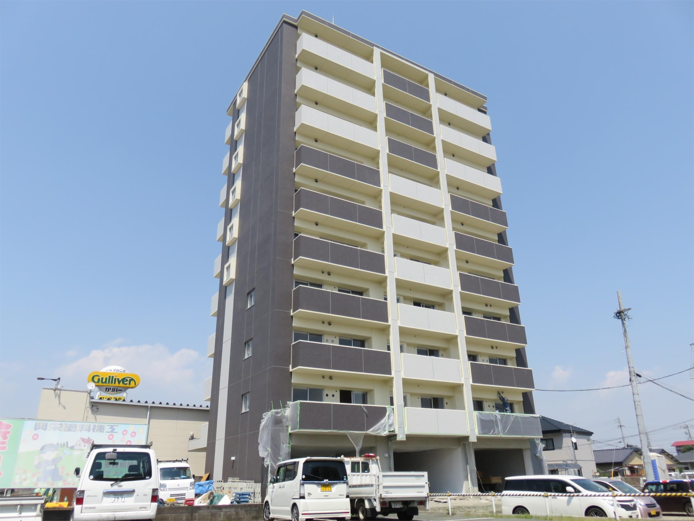 物件外観写真2　(3号線沿いの築浅マンション！)