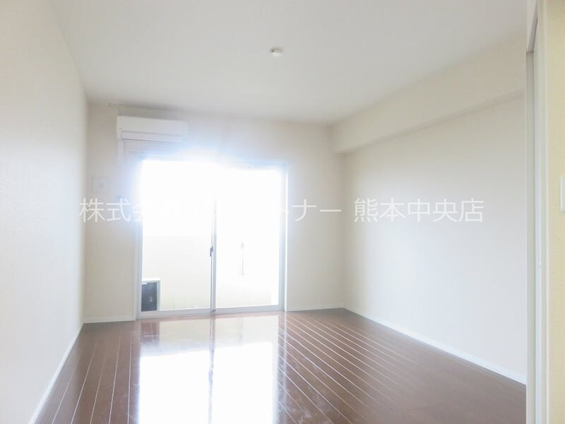 物件内観写真5　(明るい南面リビング！)