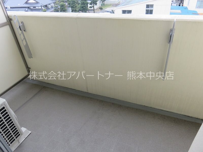 物件内観写真9　(広々バルコニーは南向き！)