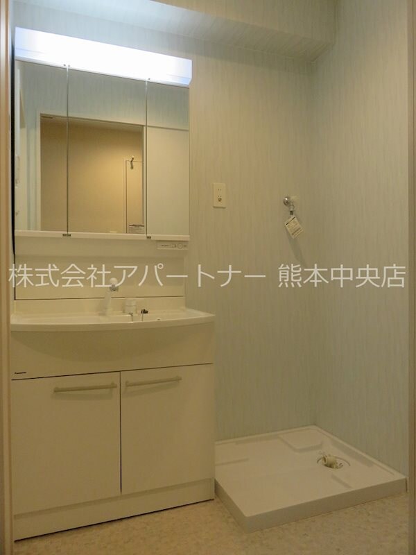 物件内観写真10　(広々脱衣スペース！)