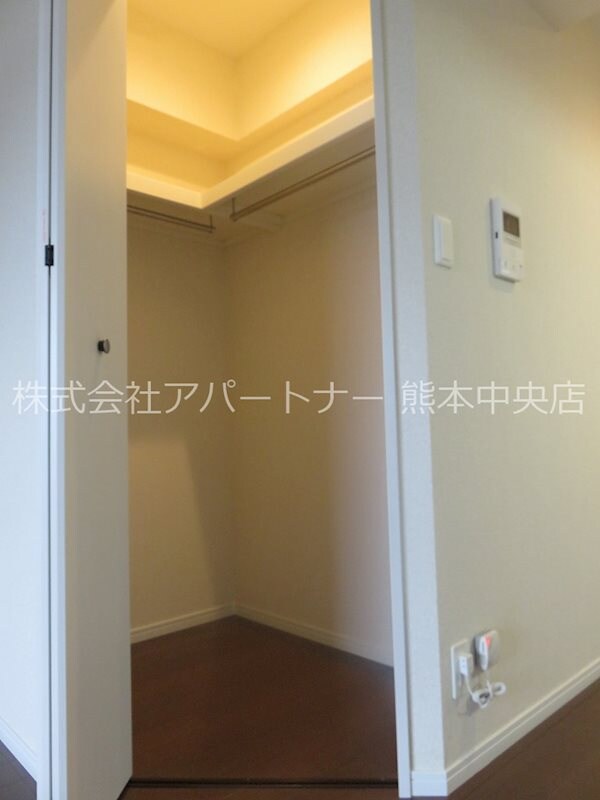 物件内観写真14　(ウォークインクローゼットは照明もついており明るいです！)