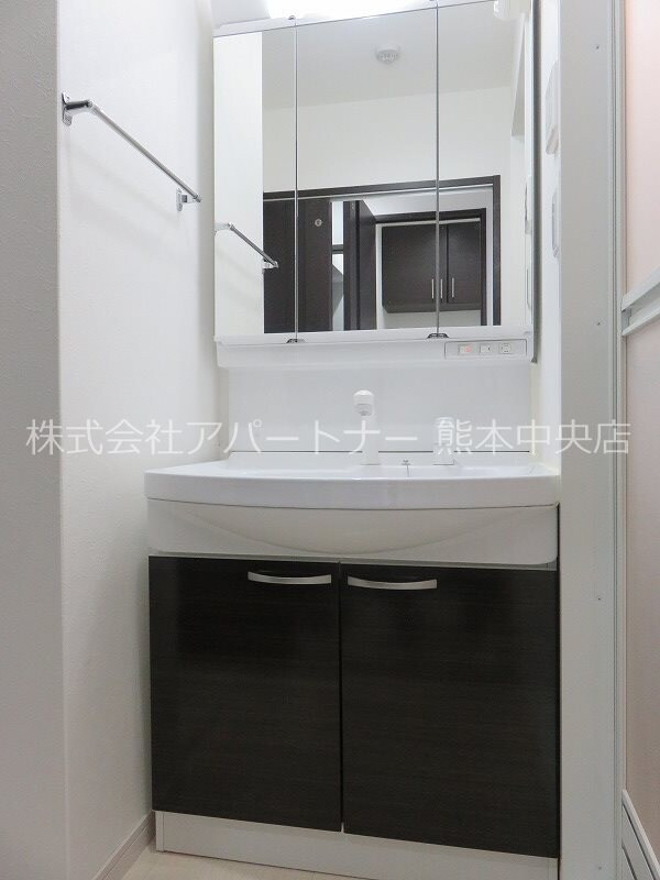 物件内観写真16　(嬉しい♪三面鏡の洗面化粧台♪)