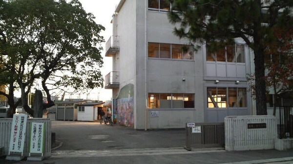 周辺環境(城東小学校 544m)