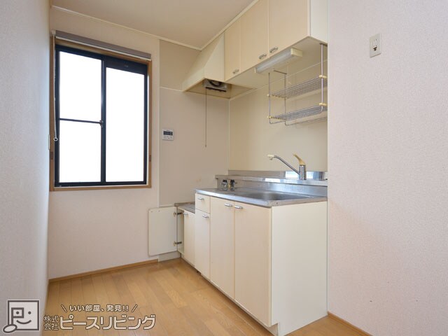 物件内観写真3　(イノセントコーポ：小窓があるので換気も出来ます)