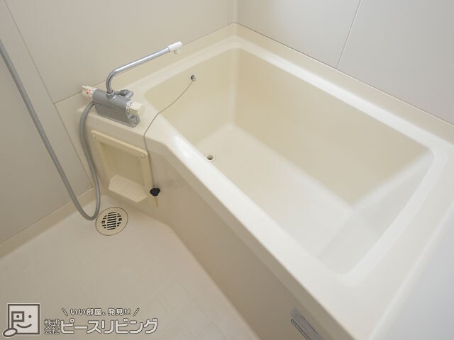 物件内観写真5　(イノセントコーポ：スタンダードな浴槽です)