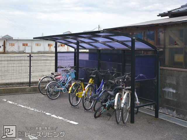 物件内観写真13　(イノセントコーポ：屋根つき駐輪場)