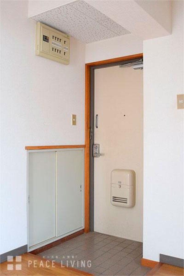 玄関(※同間取り別室の写真です。)