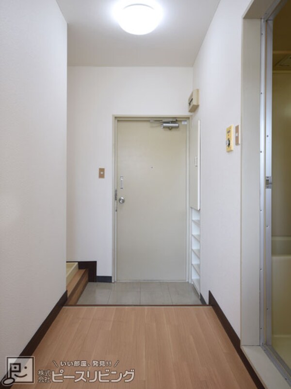 玄関(ステューディオ福島 ※反転タイプの室内写真です)